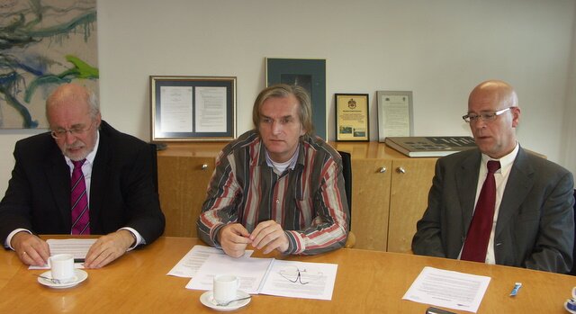 De heren Janssen, (Vincent van Gohg), weth Piek en Dijkstra (Nassau Collegge)