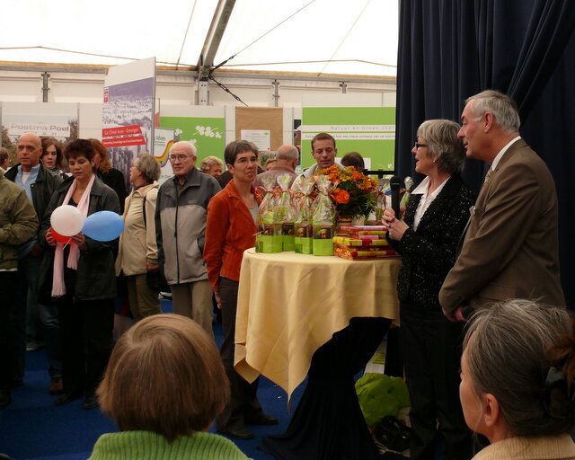Wethouder Henk van Hooft en de winnaars van de tuinenwedstrijd