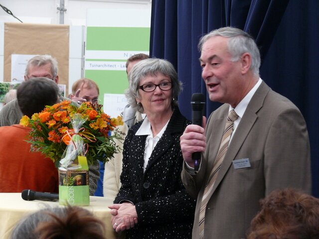 Wethouder Henk van Hooft sprak de winnaars van de tuinwedstrijd toe