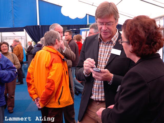 Wethouder Chr. de Wal en beleidsmedewerkster mevr. Dientje Bodenstaff