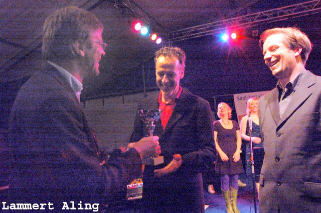 Wethouder Chr. de Wal ovehandigt de Hofstede Trofee aan zakelijk leider Arjen Snijder
