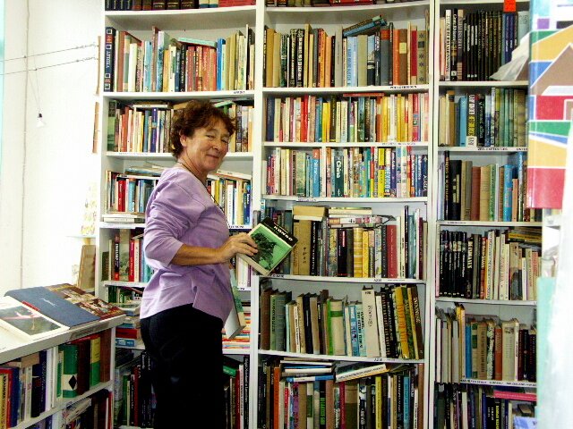 Emmie Krinen tussen honerdduizend boeken