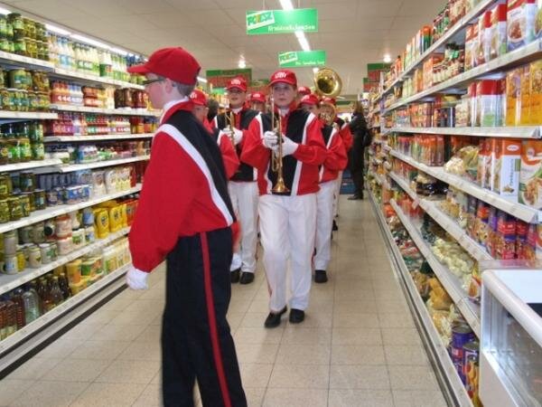 ook in de suppermarkt klonk hun vrolijke muziek