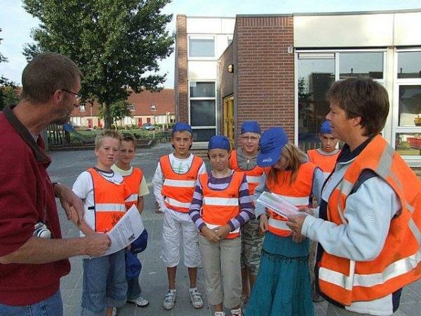 Groep 8 op weg met vragenlijst door Marsdijk