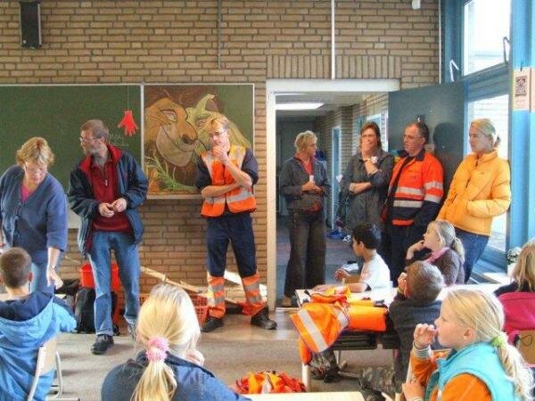 Uitleg over bollenplanten in de wijk Baggelhuizen door schoolkinderen