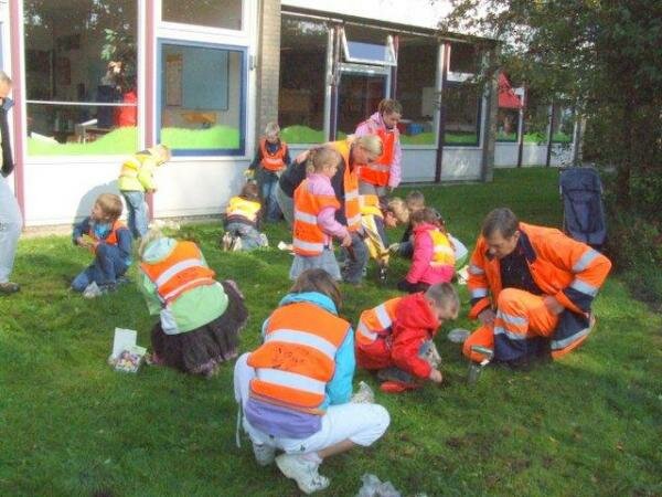 Bollen poten bij de school de Oktaaf kinderen uit goep 3/4