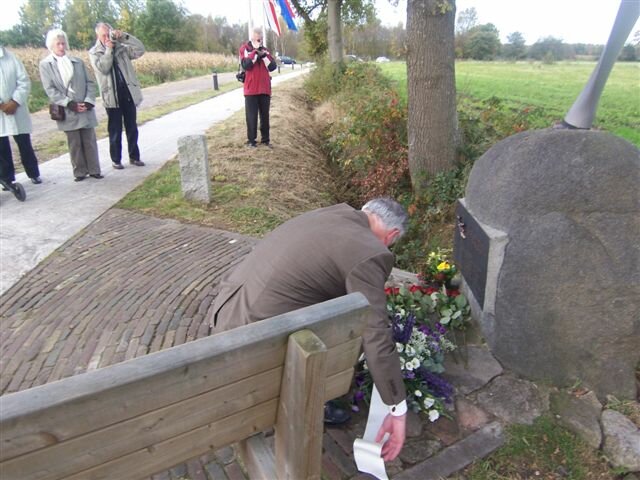 Wethouder H.van Hooft legt bloemen bij het Lncaster Monumentt
