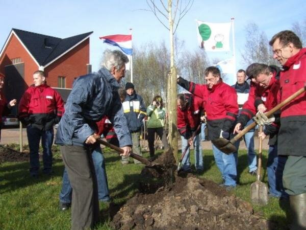 Burgemeester Dineke v As poot met hulp van de Groengroep v Boeijen een boom