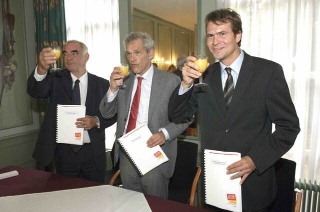 De herem R.Feijen, (GGZ), K.Stol (SWA) en T. Forrer (Ing) brengen een toost uit op het Ceres Pact