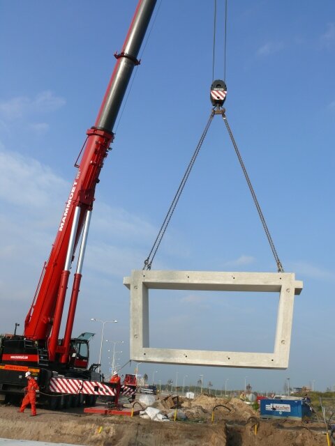 Beton element 28 ton voor fietstunnel Peelo -Marsdijk