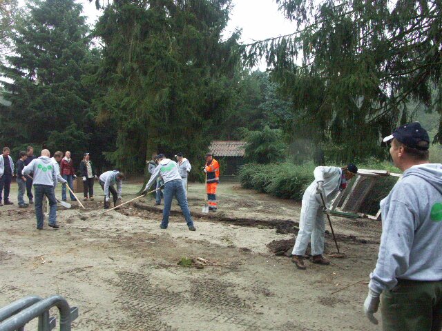 Ambtenaren aan het werk voor de kinderboerderij