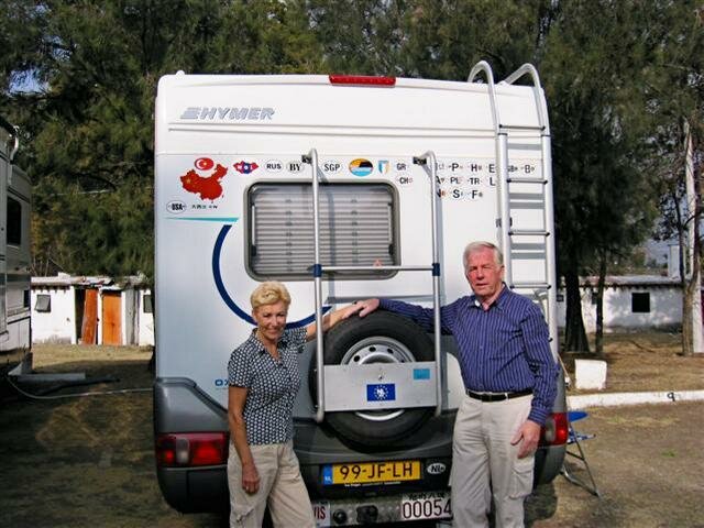 Jan en Rita Eggens bij hun camper