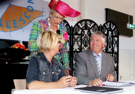 Mevrouw Coutinho en Alescon directeur Albert Bruins Slot bereiden zich voor op de ondertekening van de overeenkomst