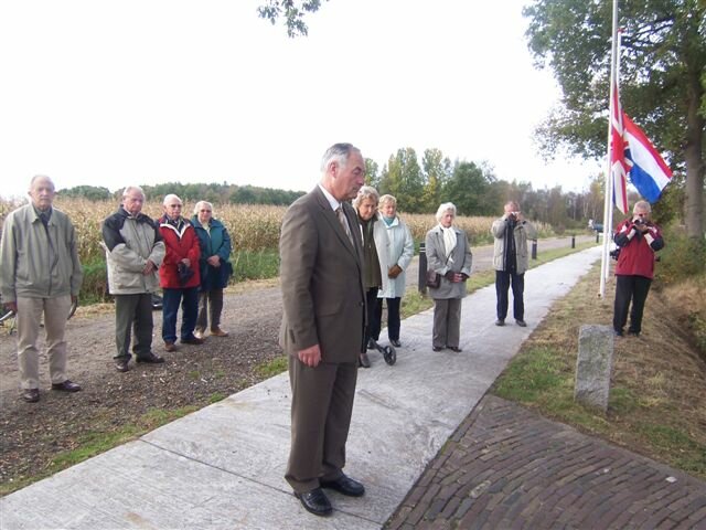Wethouder Henk van Hooftt bij Lancaster Monument