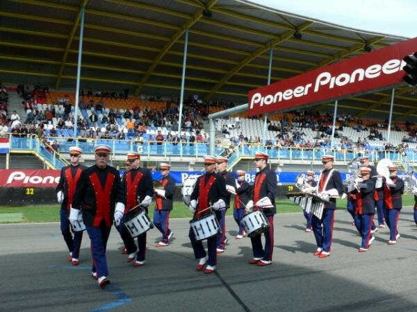 Mercurius Marching-/Showband Assen het optreden op de TT baan -tijdens de Champ Car race