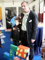 Gerrit Piek met de jongste maquette bouwer Sander de Haan 8 jaar