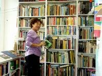 Emmie Krinen tussen honerdduizend boeken