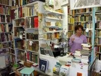 Emmie Krijinen tussen honerdduizend boeken