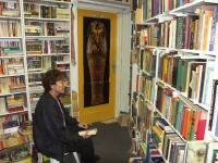 Emmie Krinen tussen honerdduizend boeken