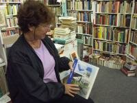 Emmy Krijnen tussen 100.000 boeken