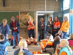 Uitleg over bollenplanten in de wijk Baggelhuizen door schoolkinderen