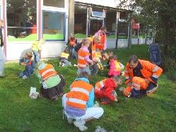 Bollen poten bij de school de Oktaaf kinderen uit goep 3/4