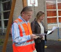 Wethouder Gerrit Piek en buurtwerker Gea Smith zingen het rommeleruimrocker