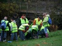 Werken in de Natuur tijdens Make a Difference Day waterbeestjes zoeken met het IVN
