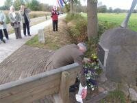 Wethouder H.van Hooft legt bloemen bij het Lncaster Monumentt