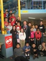 Burgemeester Heldoorn en scholieren van Groep 8 De Driemaster