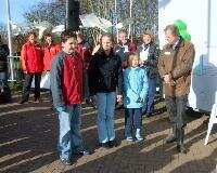 Wijkwethouder Alex Langius en drie leerlingen van de Mastkramer