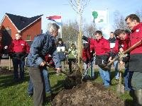 Burgemeester Dineke v As poot met hulp van de Groengroep v Boeijen een boom