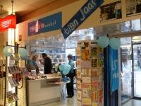 Het Unicef winkeltje aan de Markstraat in Warenhuis Vanderveen