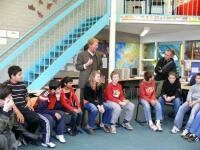 Groep 8 tijdens het bezoek van burgemeester Sicko Heldoorn aan basisschool de Driemaster