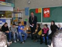 Burgemeester Sicko Heldoorn tijdens het bezoek aan groep 8 van basisschool de Driemaster