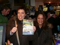 Claudia Hoiting en vriendin Patricia v.d Eekhout met het eerste exemplaar in handen