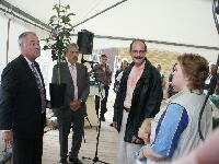 Overhandging appelboompje door wethouder Henk van Hooft aan eerste bewoners Kloostergaarde