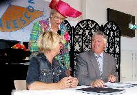 Mevrouw Coutinho en Alescon directeur Albert Bruins Slot bereiden zich voor op de ondertekening van de overeenkomst